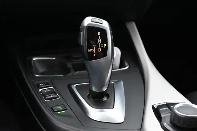 Valkoinen Viistoperä, BMW 118 – RSA-374