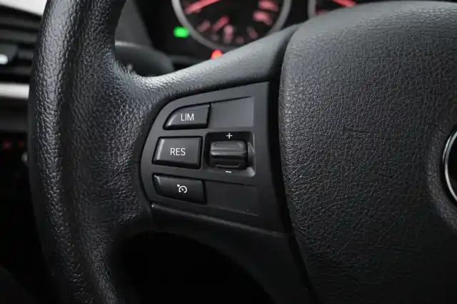 Valkoinen Viistoperä, BMW 118 – RSA-374