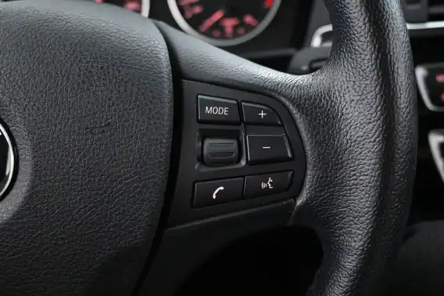 Valkoinen Viistoperä, BMW 118 – RSA-374