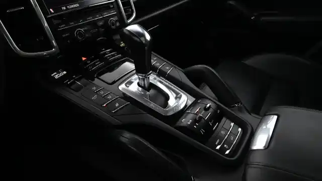 Musta Maastoauto, Porsche Cayenne – RSE-667