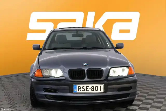 Sininen Sedan, BMW 318 – RSE-801