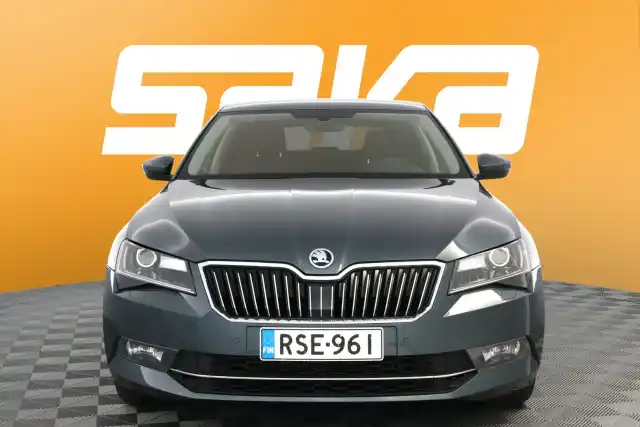 Harmaa Sedan, Skoda Superb – RSE-961