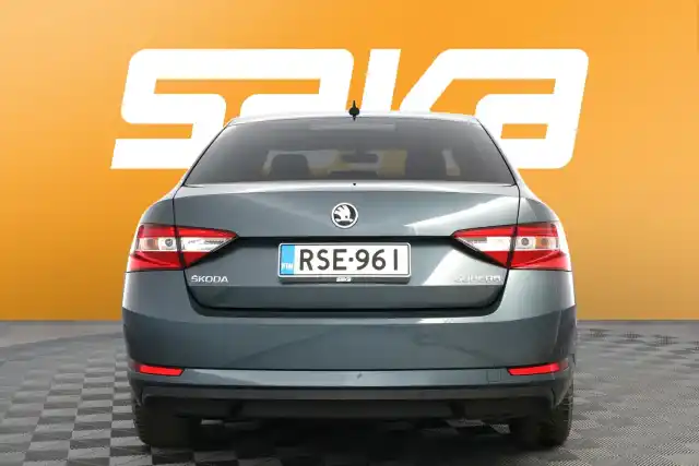 Harmaa Sedan, Skoda Superb – RSE-961