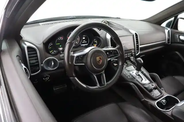 Musta Maastoauto, Porsche Cayenne – RSM-524