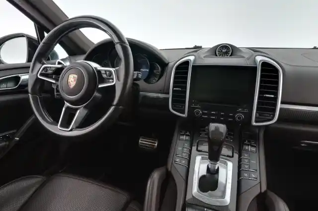 Musta Maastoauto, Porsche Cayenne – RSM-524