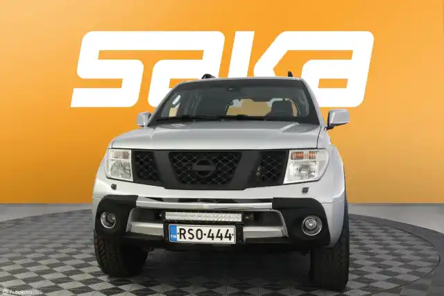 Harmaa Maastoauto, Nissan Pathfinder – RSO-444
