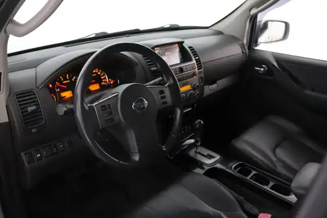 Harmaa Maastoauto, Nissan Pathfinder – RSO-444