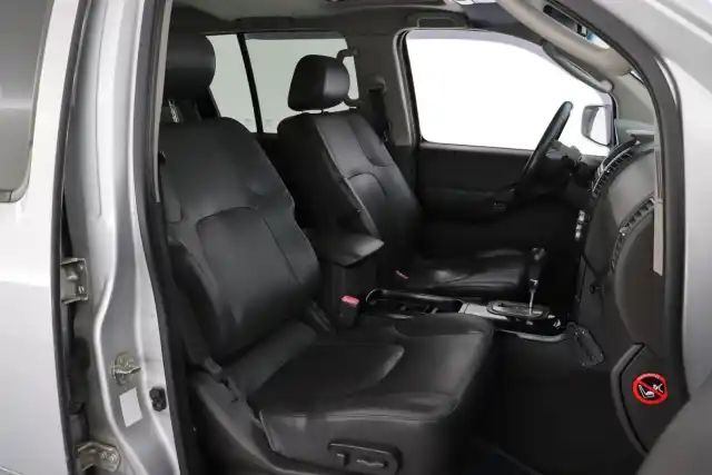 Harmaa Maastoauto, Nissan Pathfinder – RSO-444