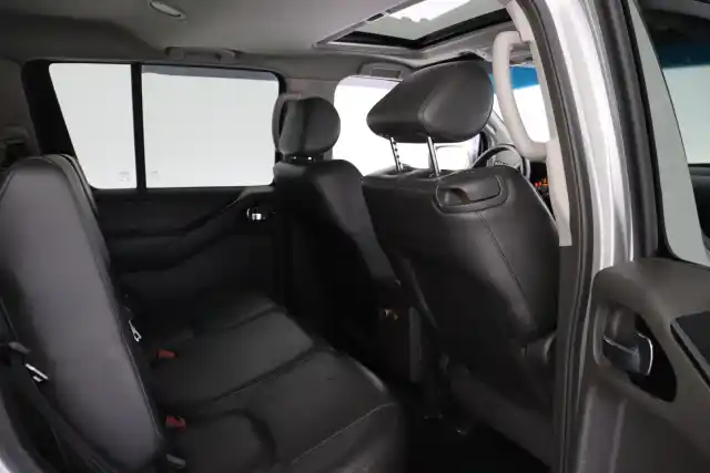 Harmaa Maastoauto, Nissan Pathfinder – RSO-444