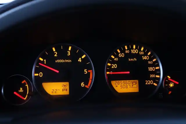 Harmaa Maastoauto, Nissan Pathfinder – RSO-444