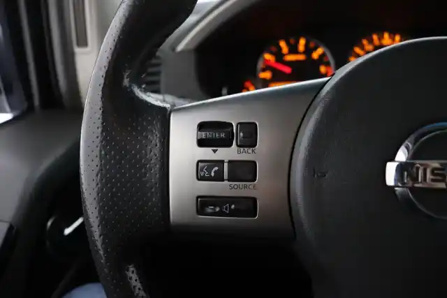 Harmaa Maastoauto, Nissan Pathfinder – RSO-444