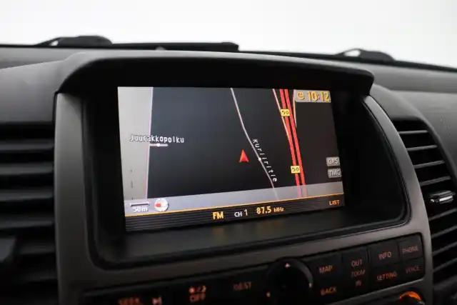 Harmaa Maastoauto, Nissan Pathfinder – RSO-444