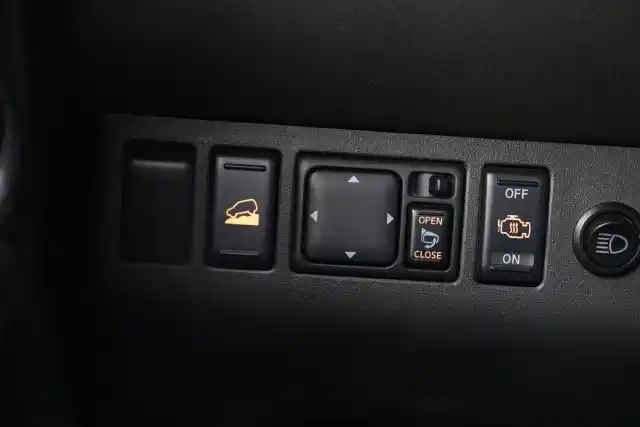 Harmaa Maastoauto, Nissan Pathfinder – RSO-444