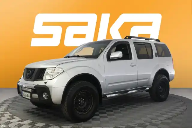 Harmaa Maastoauto, Nissan Pathfinder – RSO-444