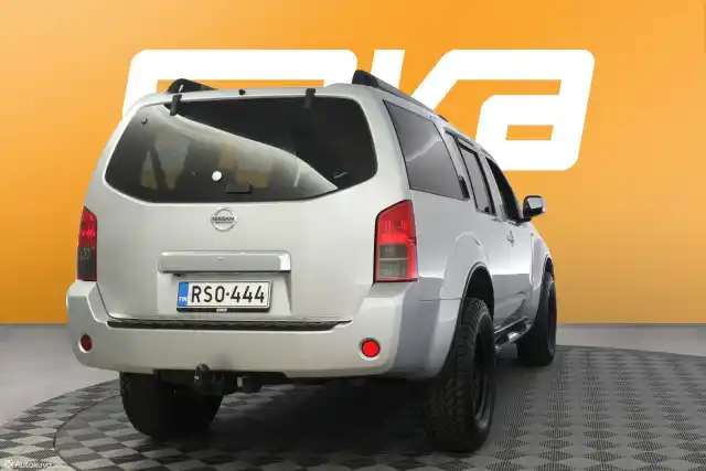 Harmaa Maastoauto, Nissan Pathfinder – RSO-444