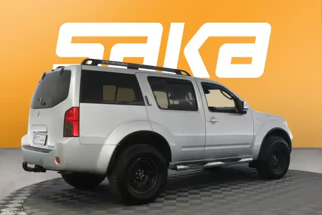 Harmaa Maastoauto, Nissan Pathfinder – RSO-444