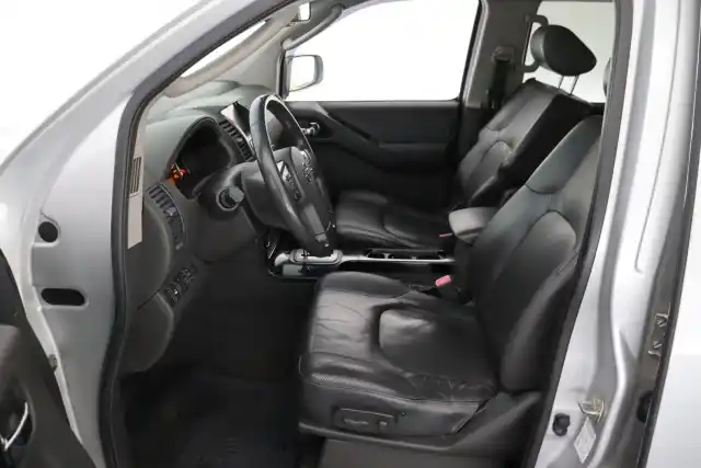Harmaa Maastoauto, Nissan Pathfinder – RSO-444