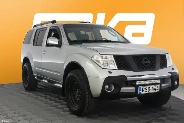 Harmaa Maastoauto, Nissan Pathfinder – RSO-444