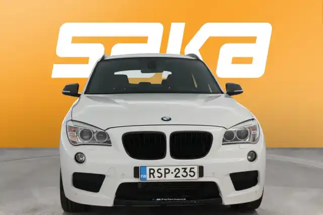 Valkoinen Maastoauto, BMW X1 – RSP-235