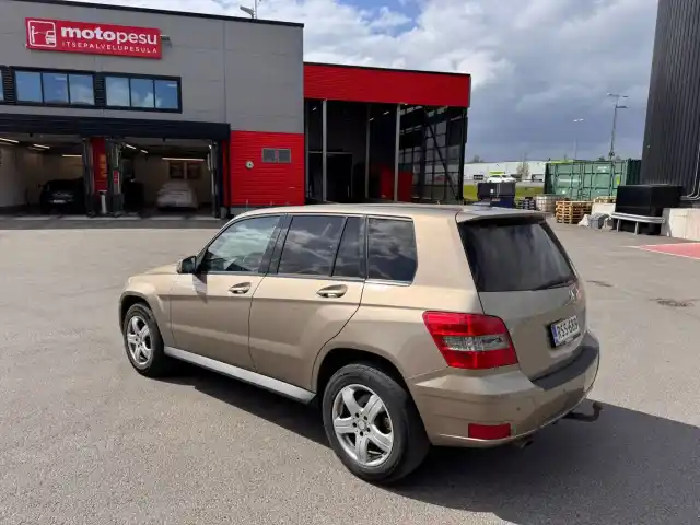 Beige Maastoauto, Mercedes-Benz GLK – RSS-689