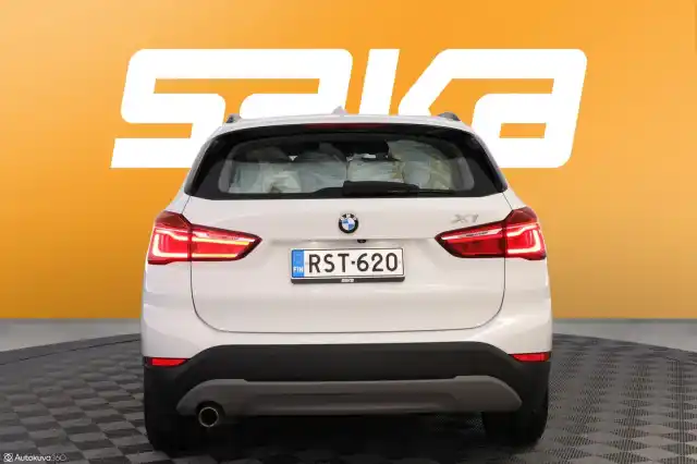 Valkoinen Maastoauto, BMW X1 – RST-620