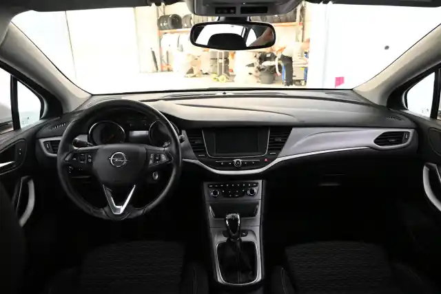 Valkoinen Farmari, Opel Astra – RST-779