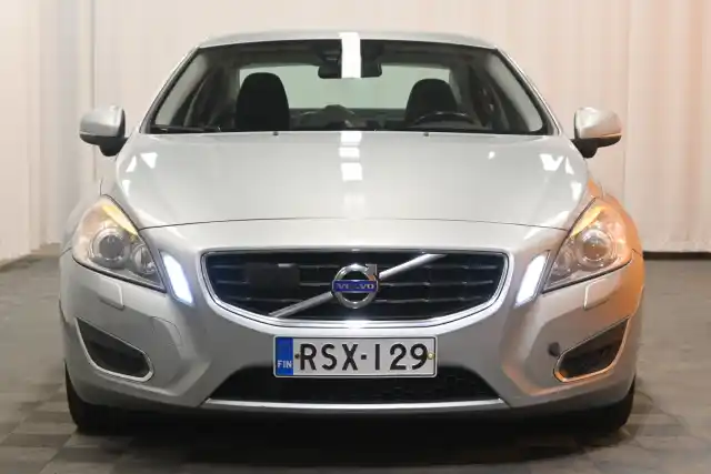 Harmaa Sedan, Volvo S60 – RSX-129