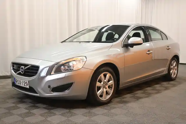 Harmaa Sedan, Volvo S60 – RSX-129