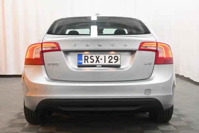 Harmaa Sedan, Volvo S60 – RSX-129