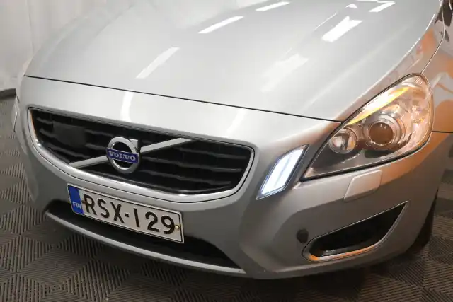 Harmaa Sedan, Volvo S60 – RSX-129