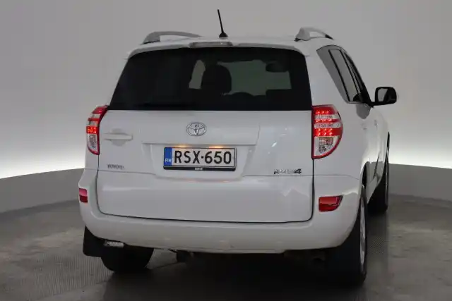 Valkoinen Maastoauto, Toyota RAV4 – RSX-650