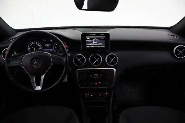 Valkoinen Viistoperä, Mercedes-Benz A – RTB-223