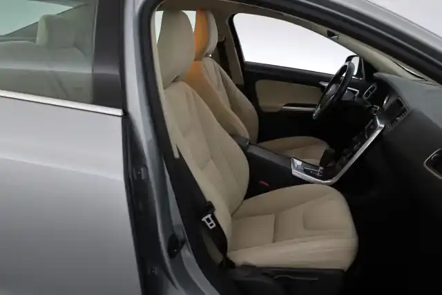 Harmaa Sedan, Volvo S60 – RTC-866