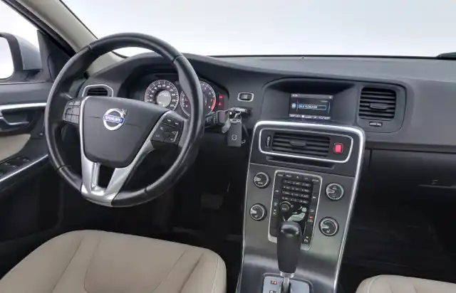 Harmaa Sedan, Volvo S60 – RTC-866