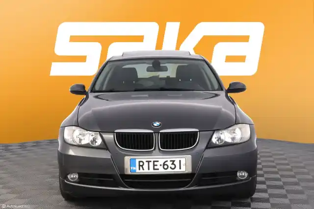 Harmaa Sedan, BMW 320 – RTE-631
