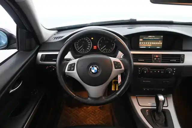 Harmaa Sedan, BMW 320 – RTE-631