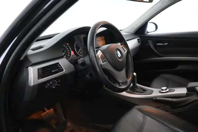 Harmaa Sedan, BMW 320 – RTE-631