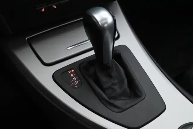 Harmaa Sedan, BMW 320 – RTE-631
