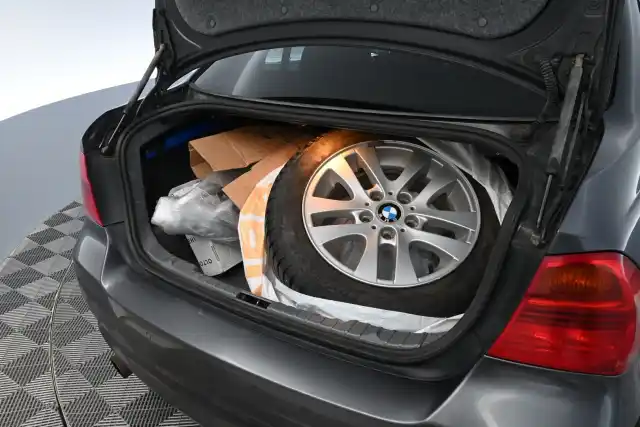 Harmaa Sedan, BMW 320 – RTE-631