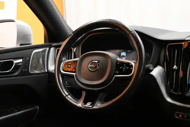 Sininen Maastoauto, Volvo XC60 – RTH-174