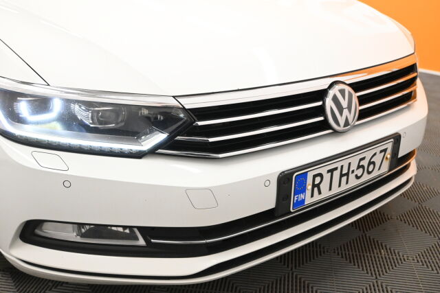 Valkoinen Sedan, Volkswagen Passat – RTH-567