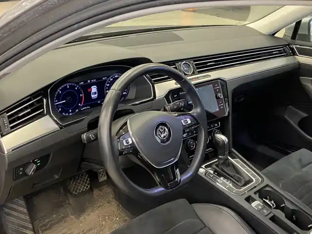 Sininen Sedan, Volkswagen Passat – RTH-568