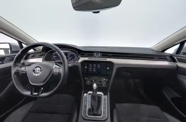 Sininen Sedan, Volkswagen Passat – RTH-568