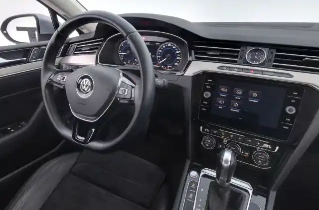 Sininen Sedan, Volkswagen Passat – RTH-568