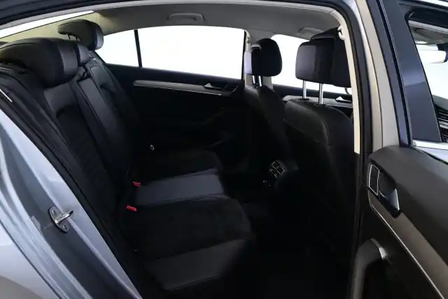Sininen Sedan, Volkswagen Passat – RTH-568