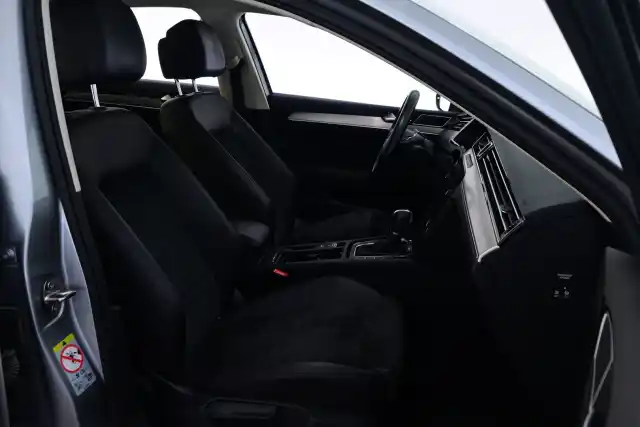 Sininen Sedan, Volkswagen Passat – RTH-568