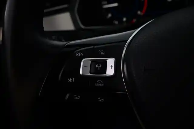 Sininen Sedan, Volkswagen Passat – RTH-568