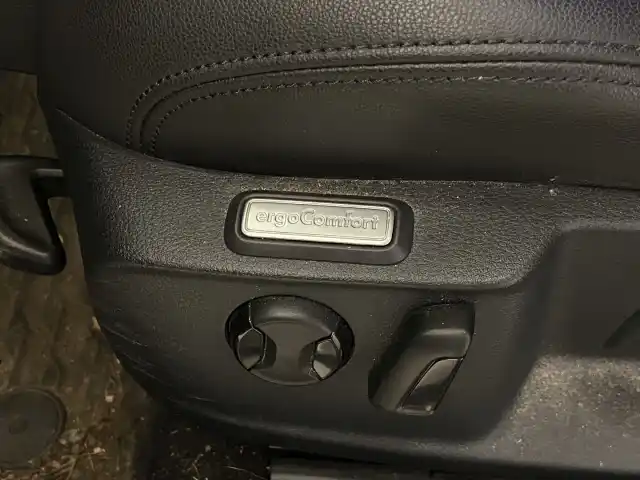 Sininen Sedan, Volkswagen Passat – RTH-568