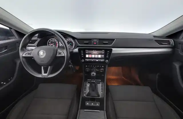 Harmaa Farmari, Skoda Superb – RTH-617