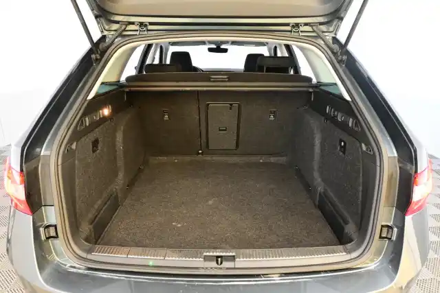 Harmaa Farmari, Skoda Superb – RTH-617